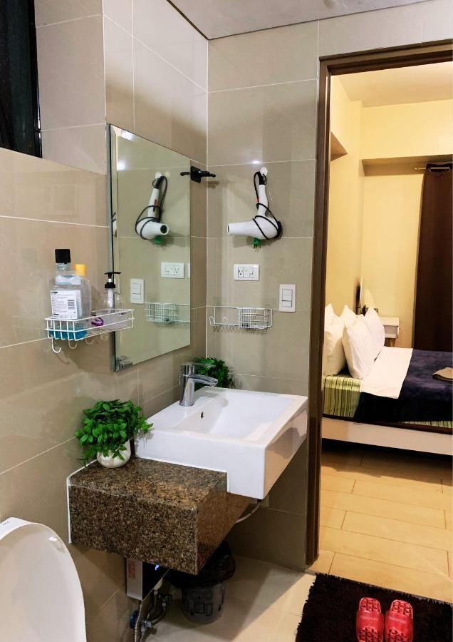 Two Palm Tree Villas Condominium - Studio 8Th Fl With Balcony - Across Terminal 3 Airport Pasay Exterior photo
