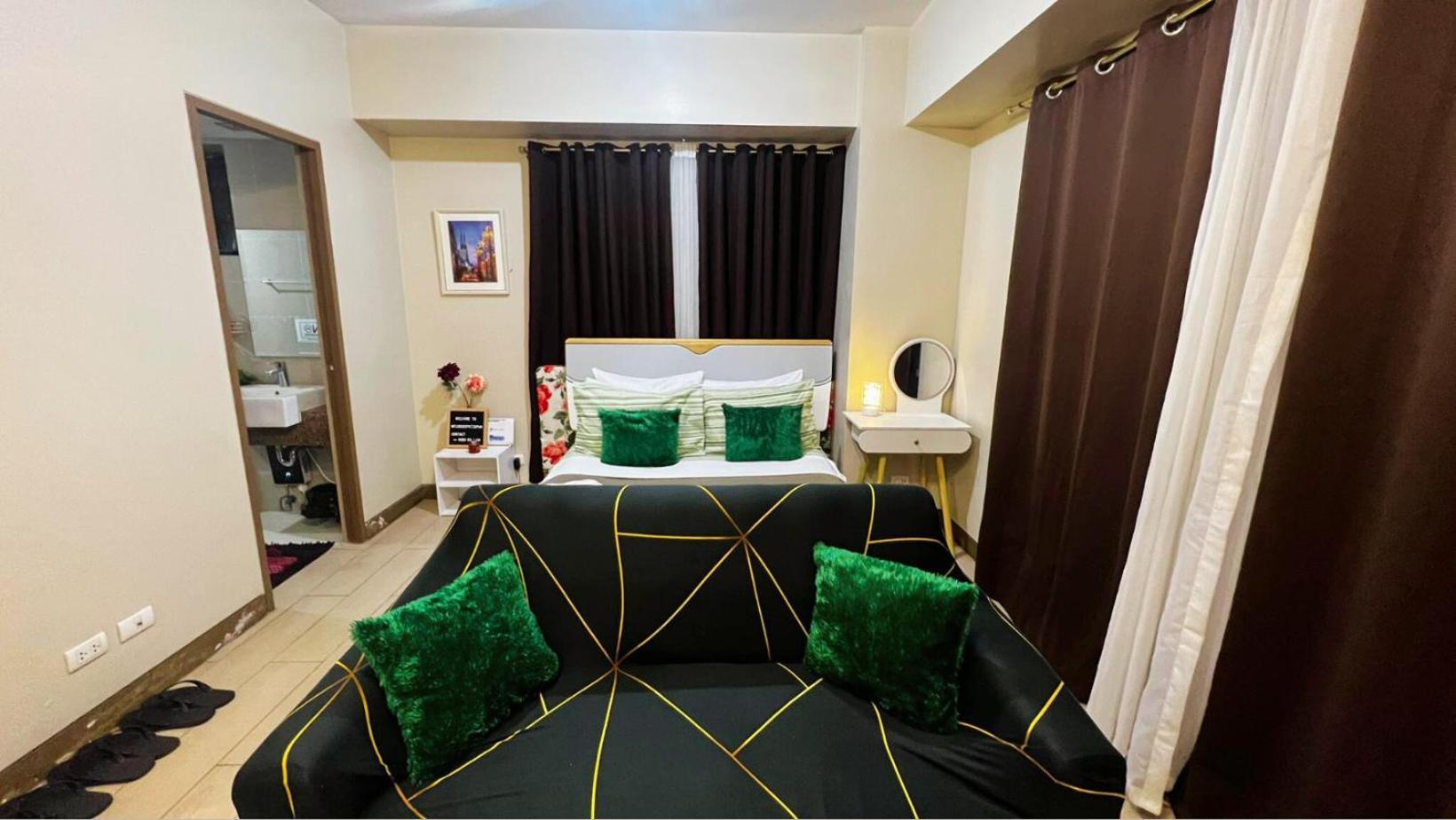 Two Palm Tree Villas Condominium - Studio 8Th Fl With Balcony - Across Terminal 3 Airport Pasay Exterior photo